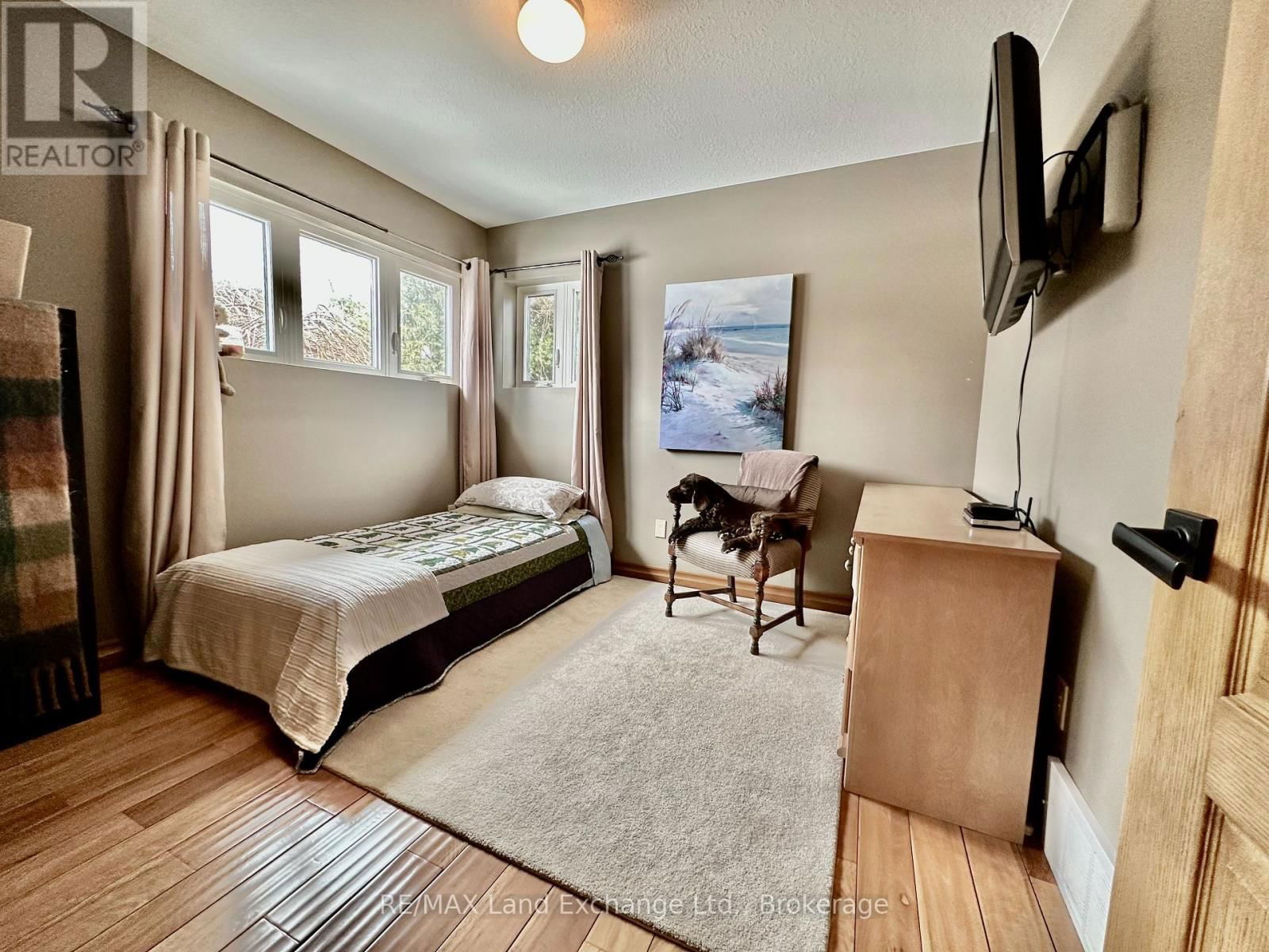203 CAMPBELL CRESCENT Image 21