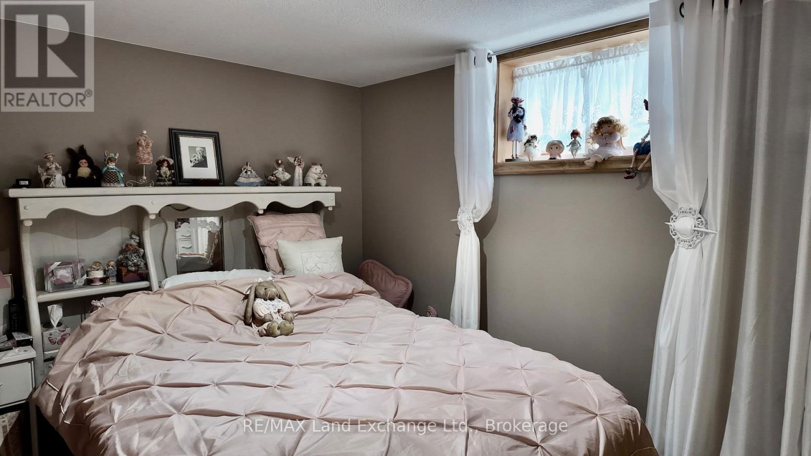 203 CAMPBELL CRESCENT Image 22
