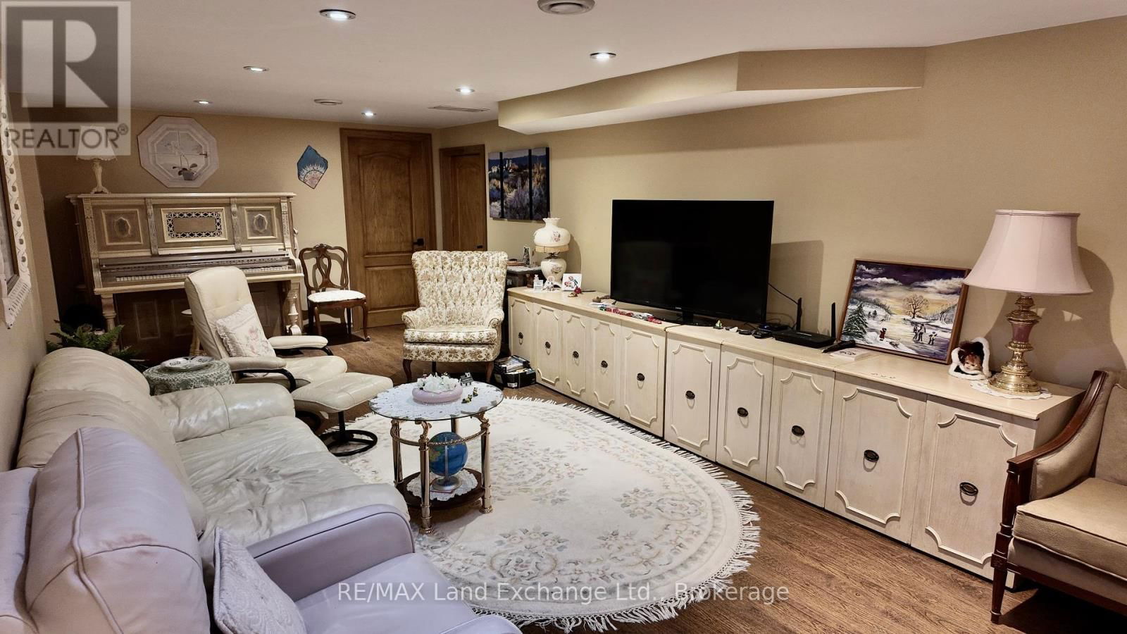 203 CAMPBELL CRESCENT Image 23