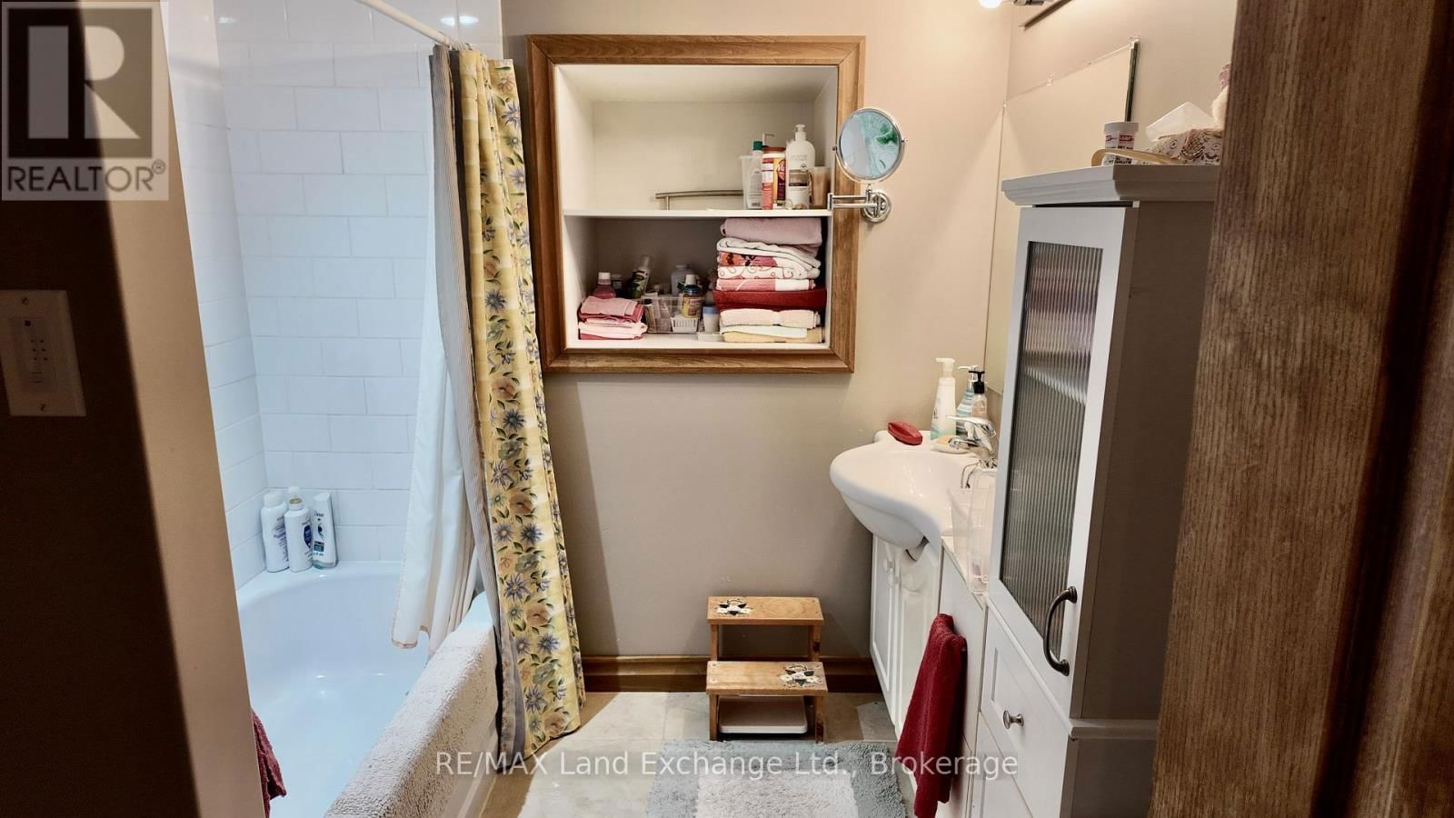 203 CAMPBELL CRESCENT Image 24