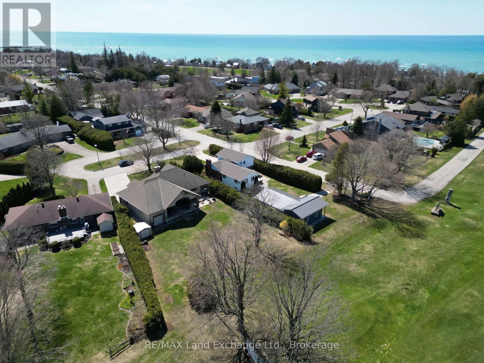 203 CAMPBELL CRESCENT Image 3