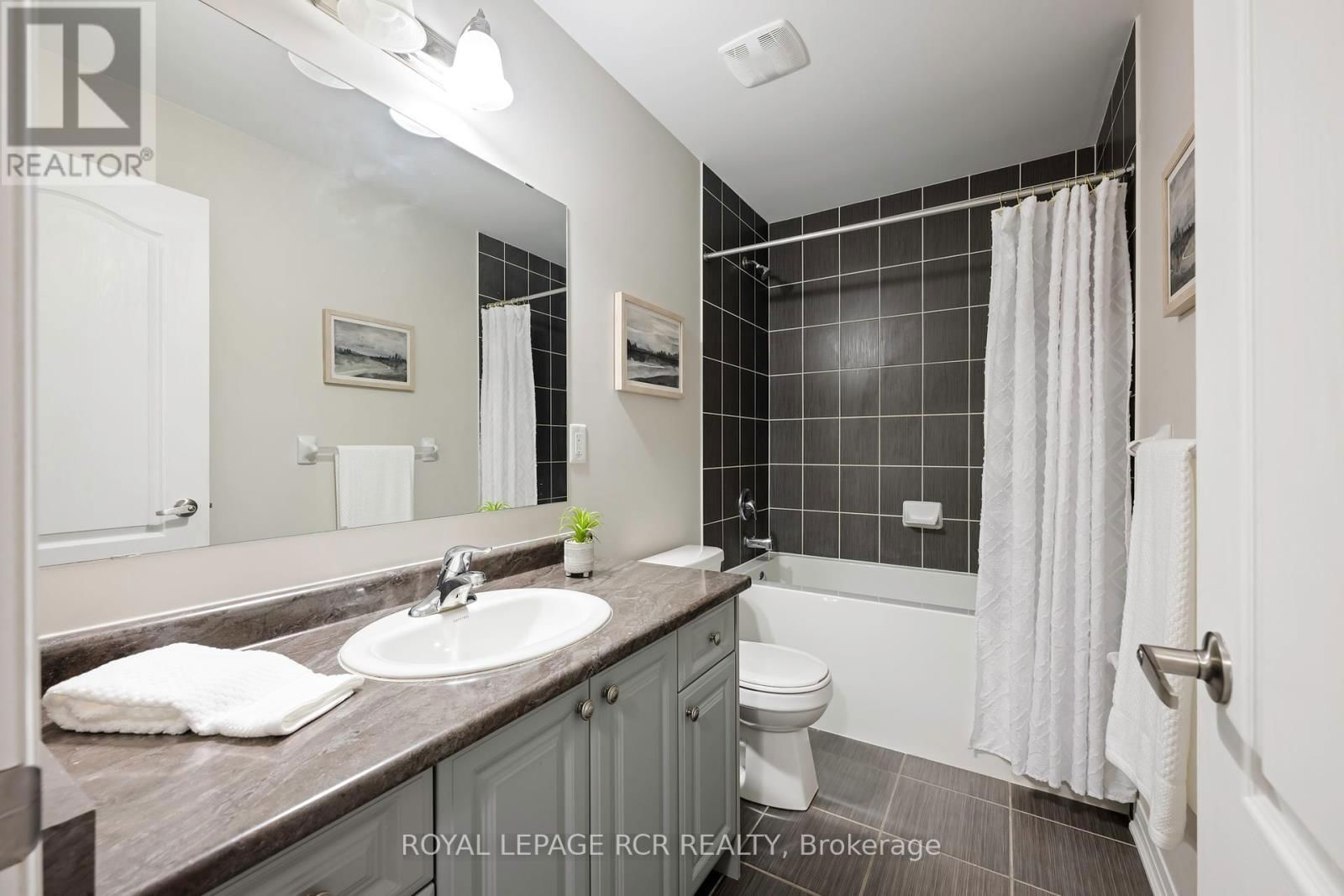 12 LANDSBOROUGH STREET Image 25