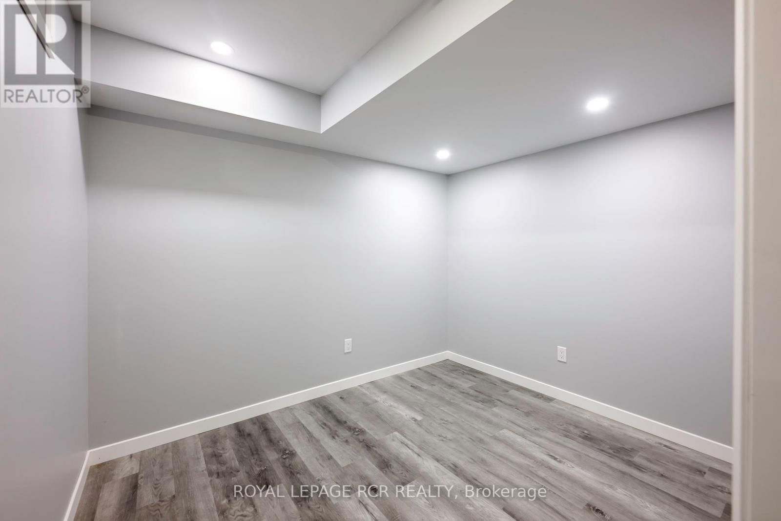 12 LANDSBOROUGH STREET Image 31