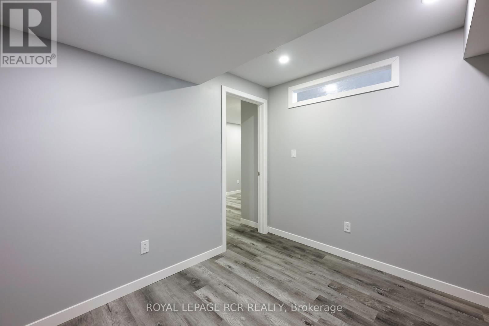 12 LANDSBOROUGH STREET Image 32