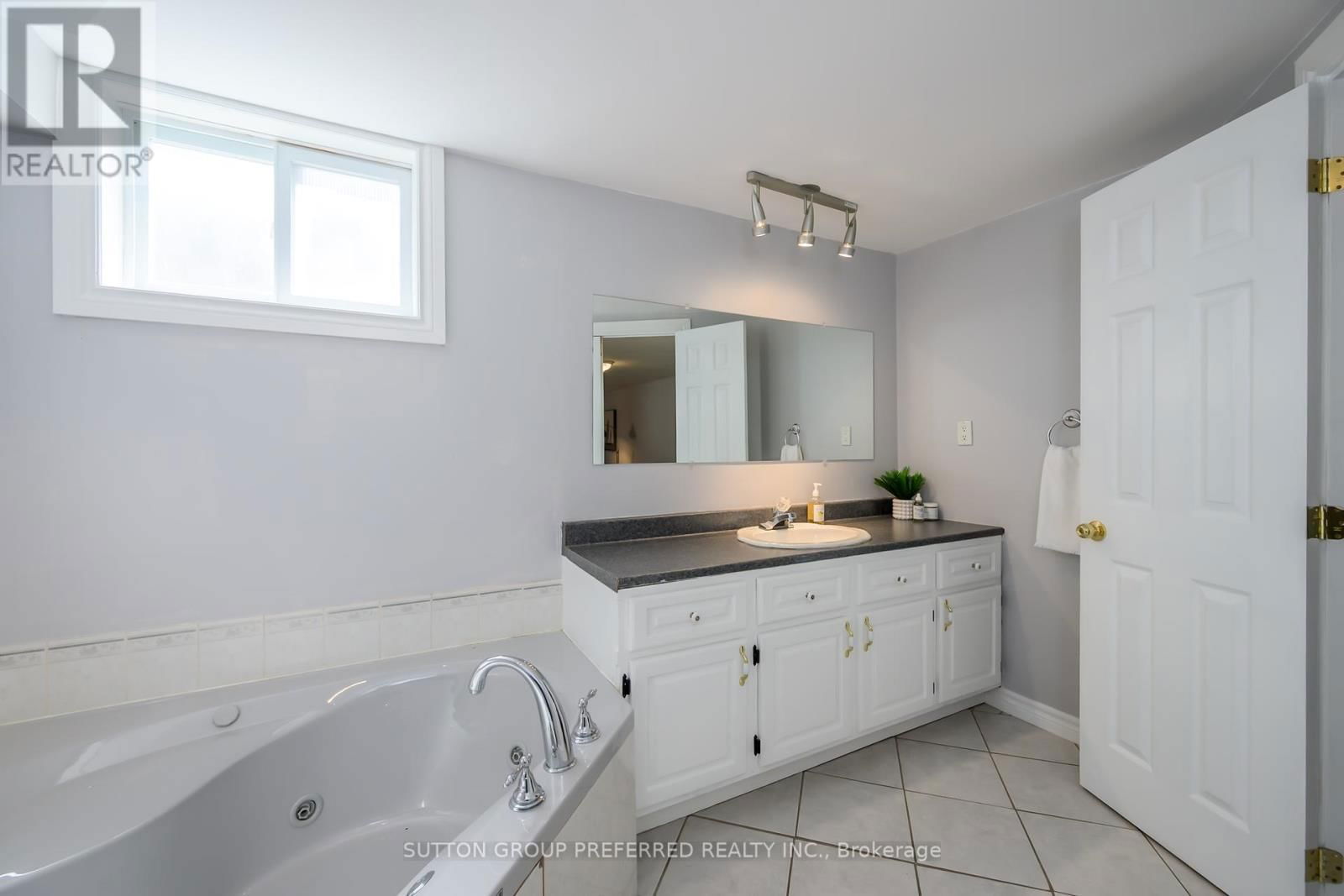 144 MERIDENE CRESCENT WEST Image 29