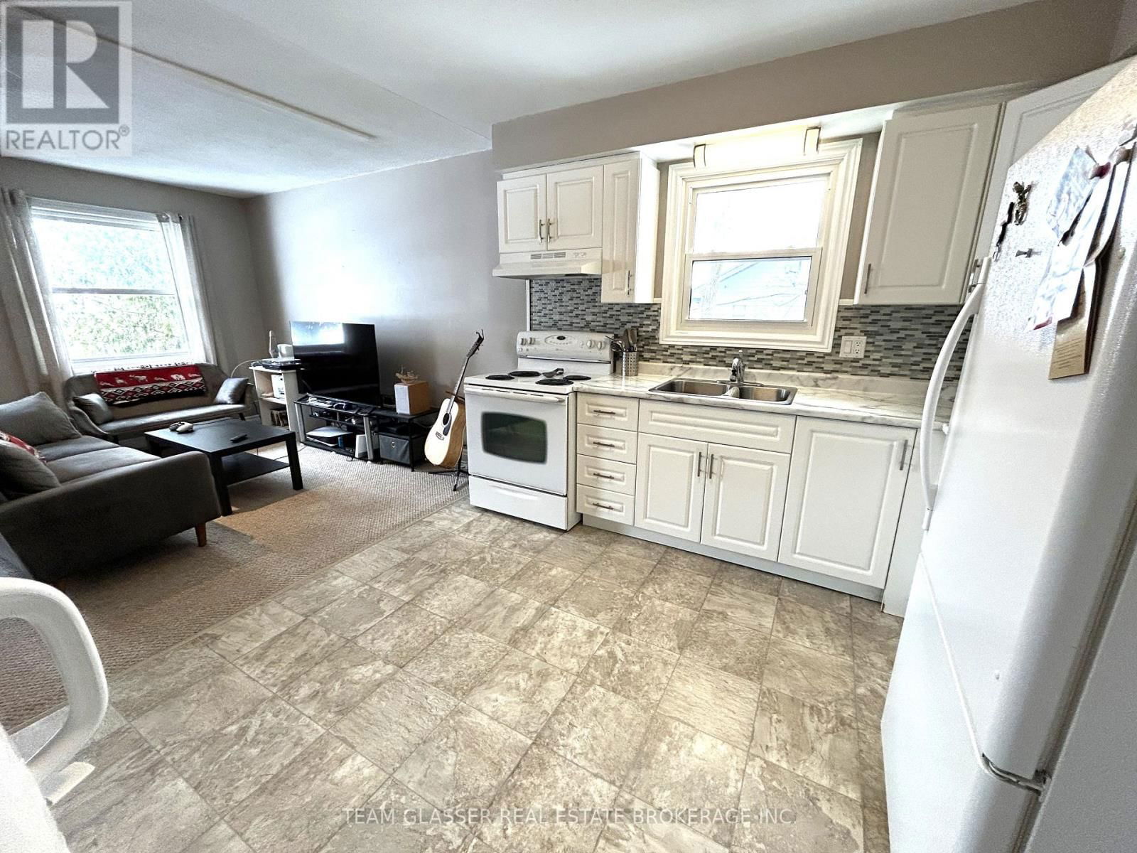 630 VICTORIA STREET Image 11