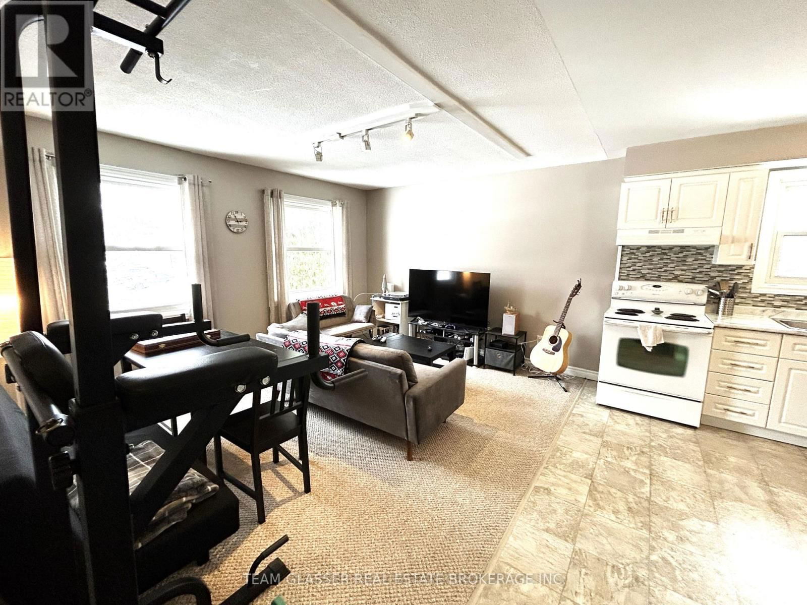 630 VICTORIA STREET Image 13