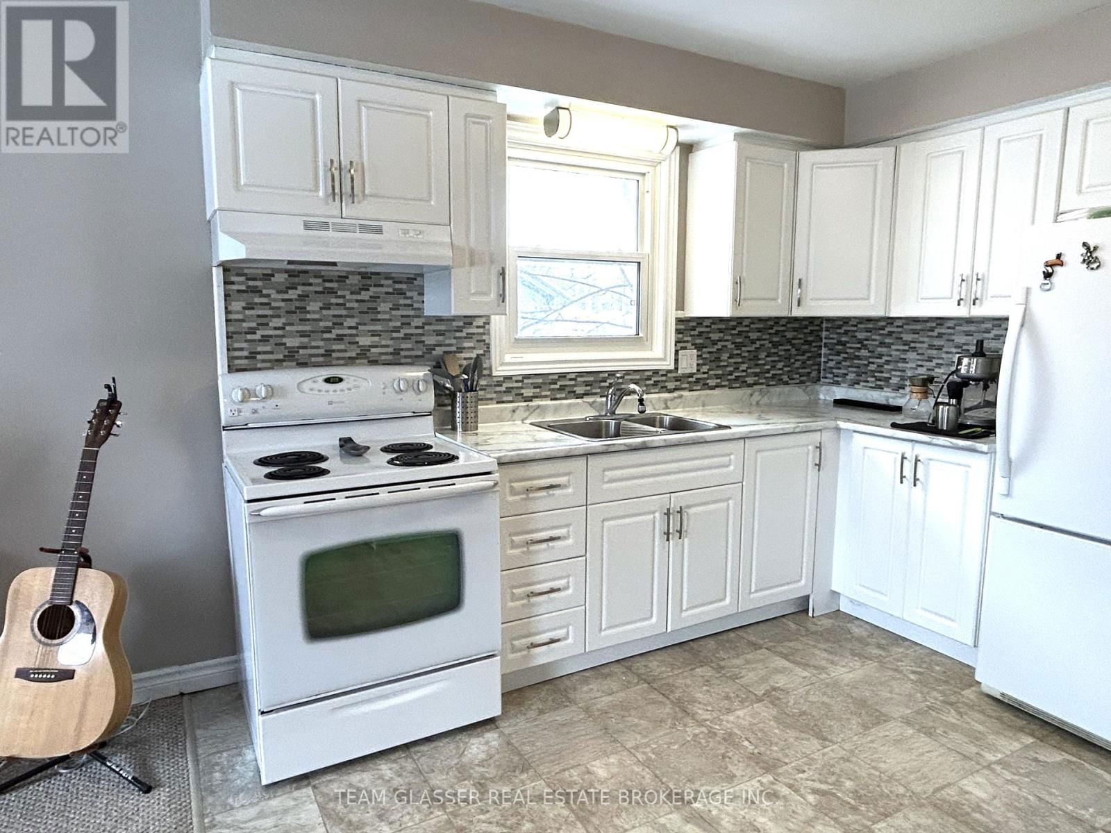 630 VICTORIA STREET Image 16