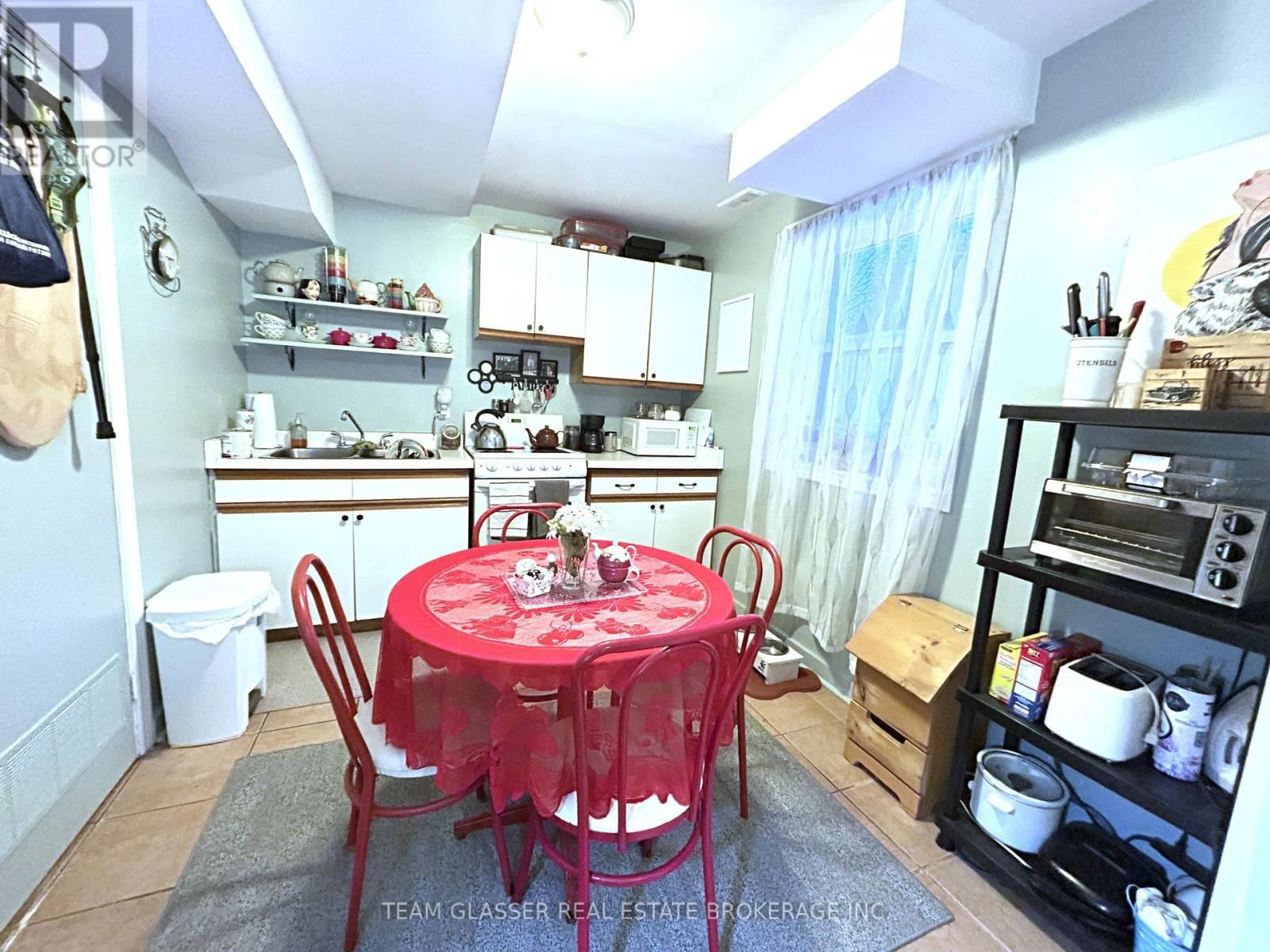 630 VICTORIA STREET Image 24