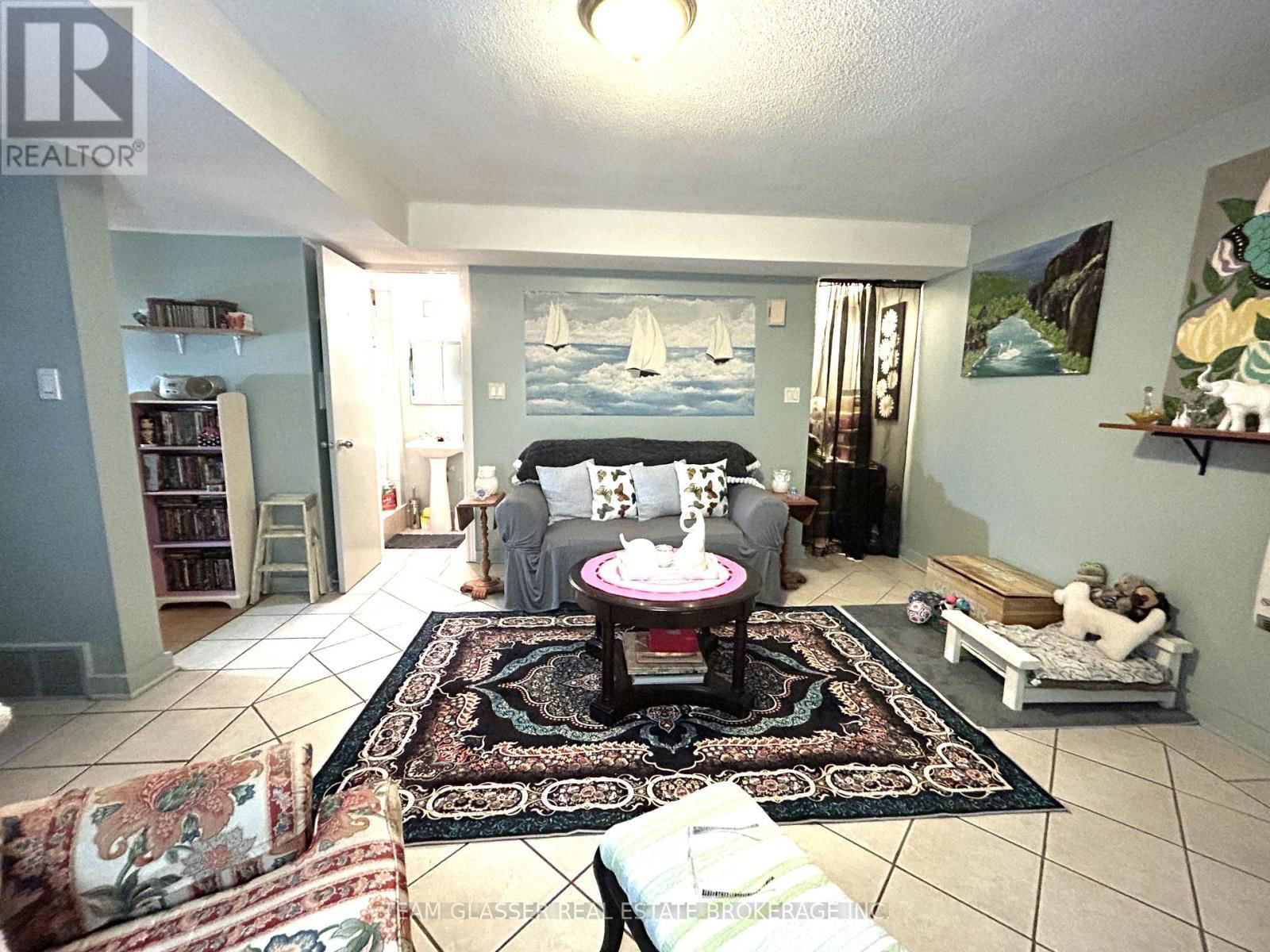 630 VICTORIA STREET Image 27