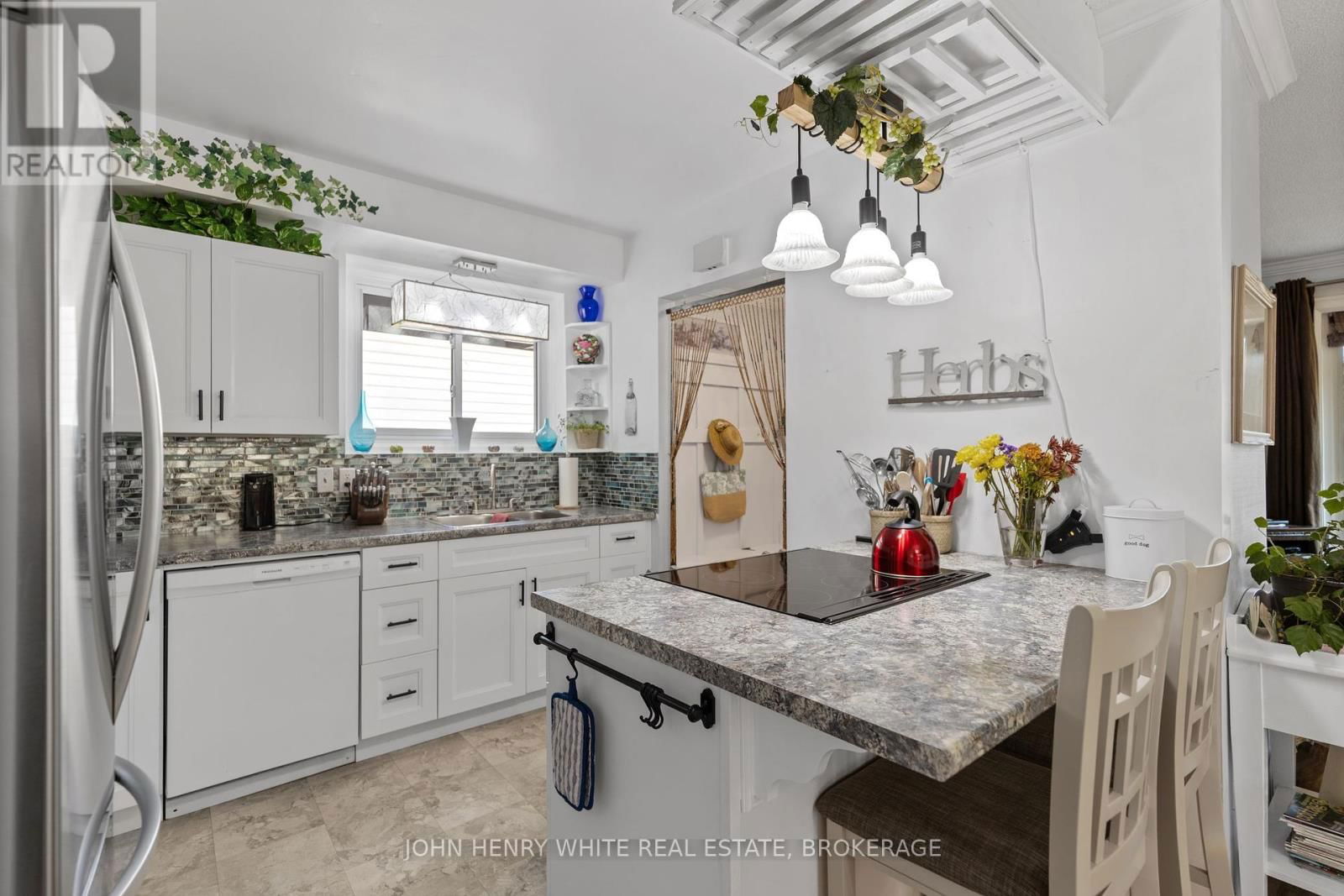 1182 QUEENSLAND PLACE Image 11