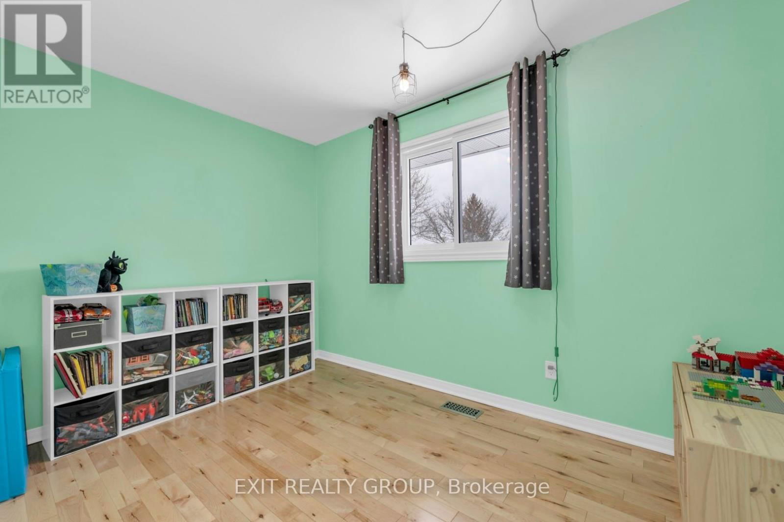 96 MAPLE DRIVE Image 16