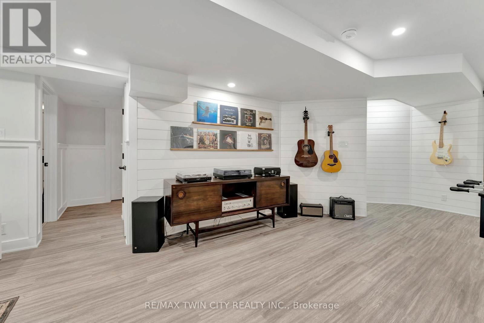 128 ROBERT SIMONE WAY Image 30
