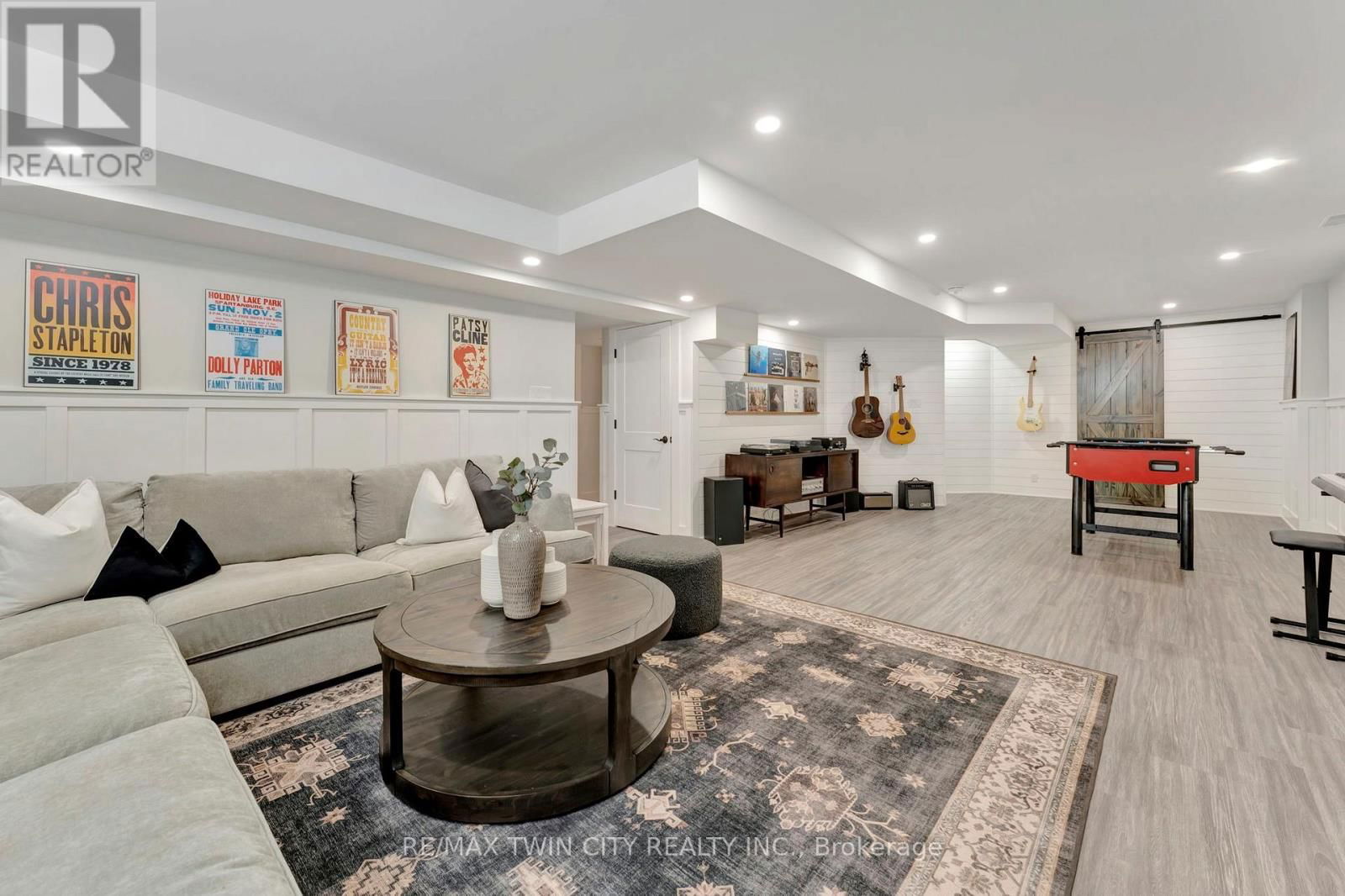128 ROBERT SIMONE WAY Image 31