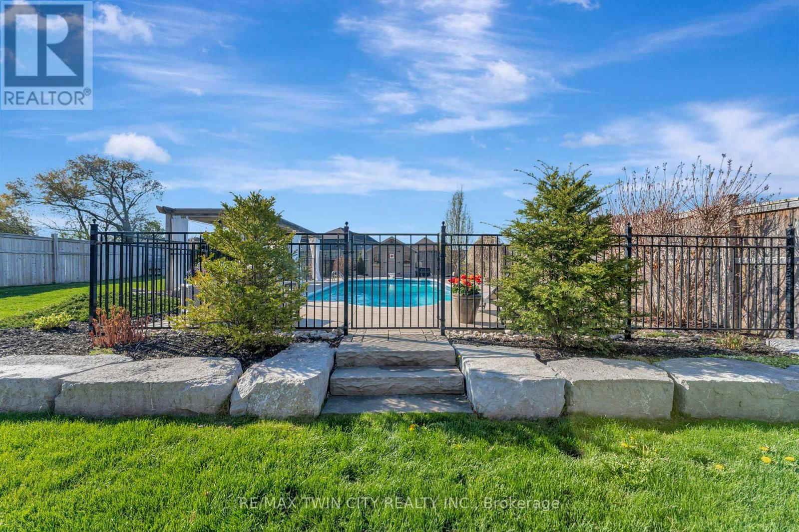 128 ROBERT SIMONE WAY Image 38