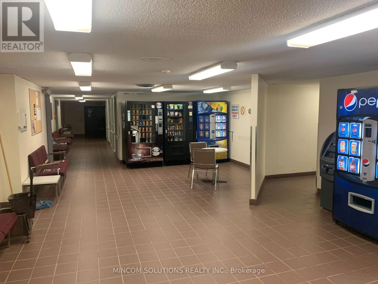 955 QUEEN STREET EAST Image 17