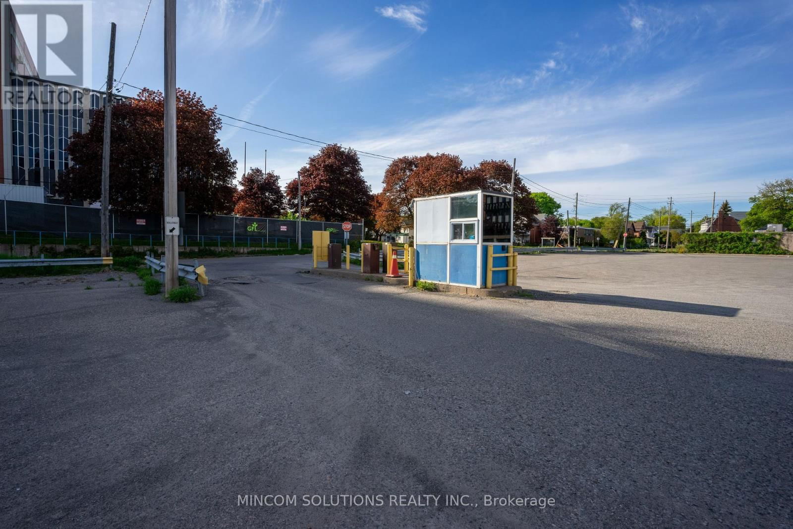 955 QUEEN STREET EAST Image 33