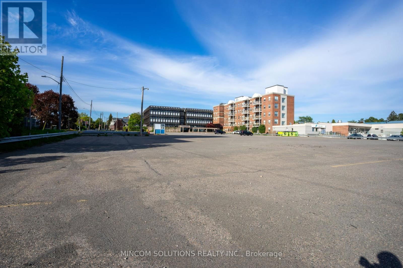 955 QUEEN STREET EAST Image 4