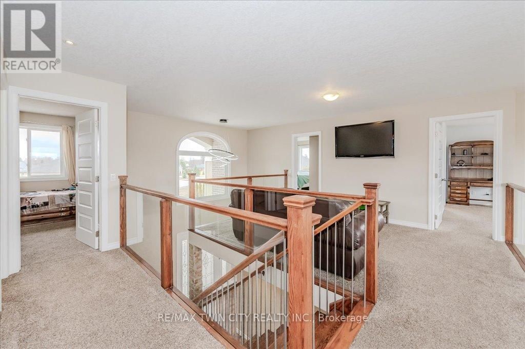 110 DEER CRESCENT Image 16