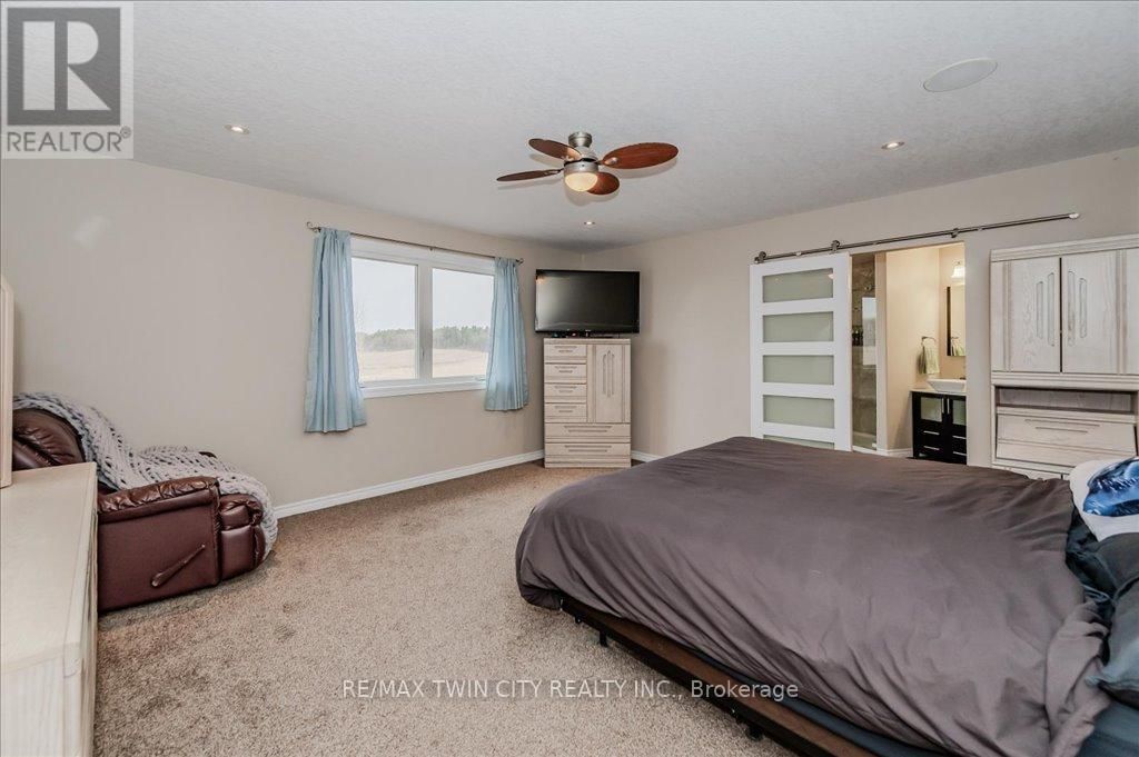 110 DEER CRESCENT Image 24