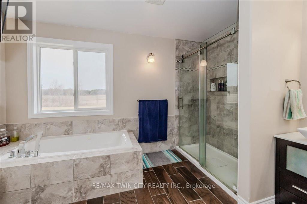 110 DEER CRESCENT Image 25