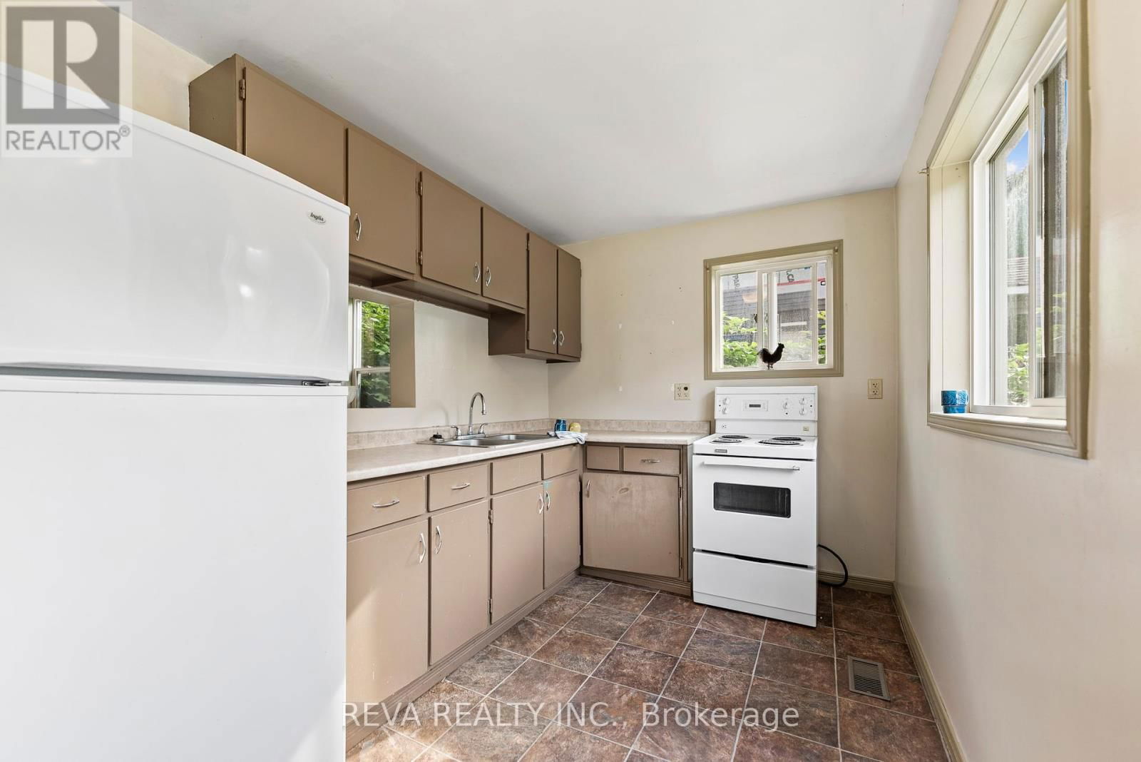 78 BRIDGE STREET EAST Image 7