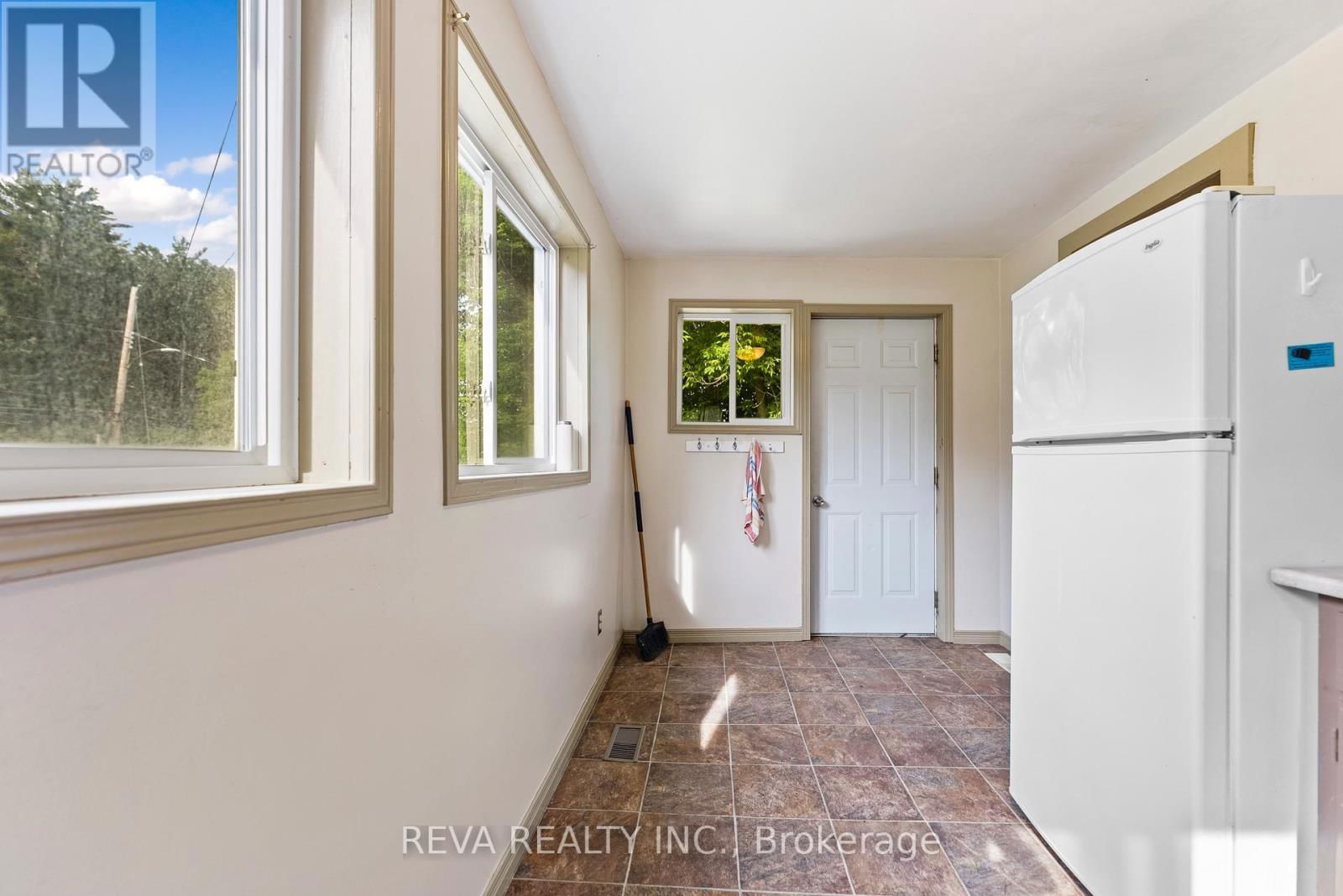 78 BRIDGE STREET EAST Image 9