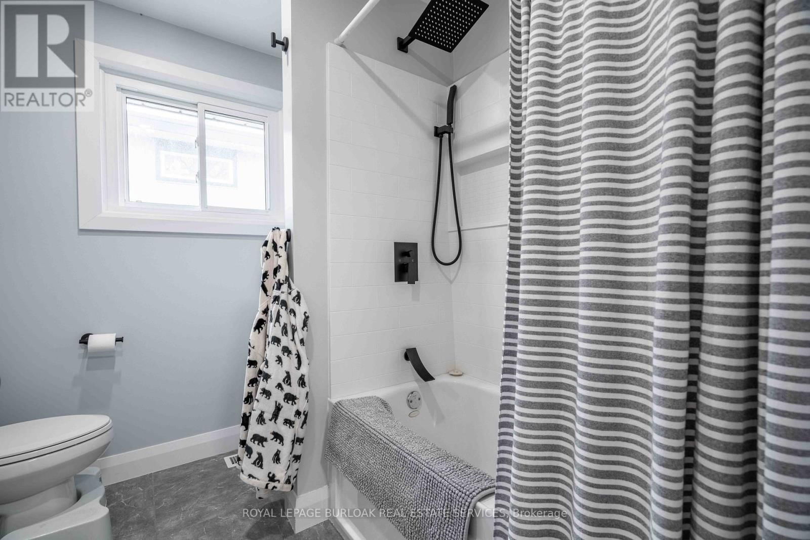 8 BANFF DRIVE Image 18