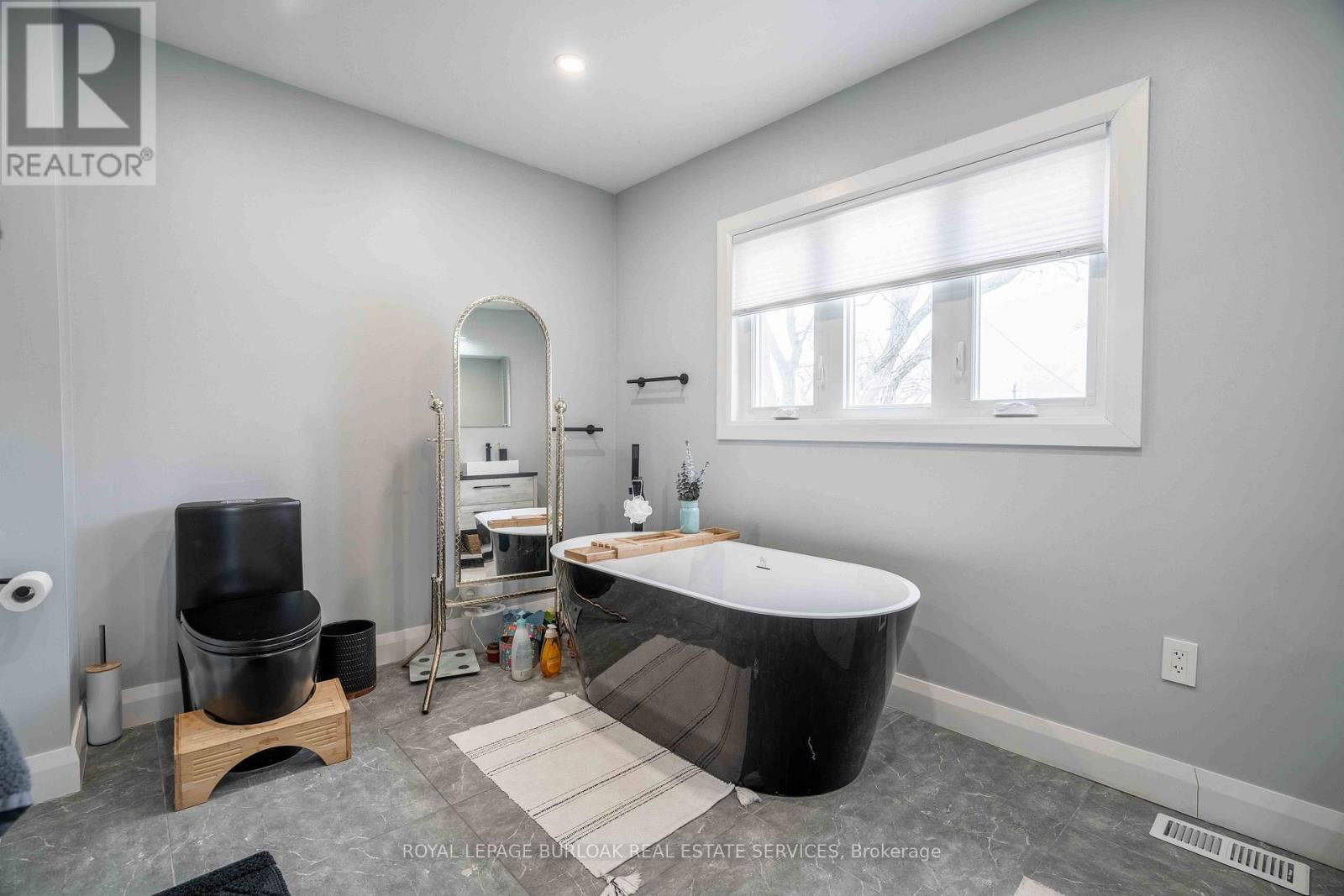 8 BANFF DRIVE Image 22