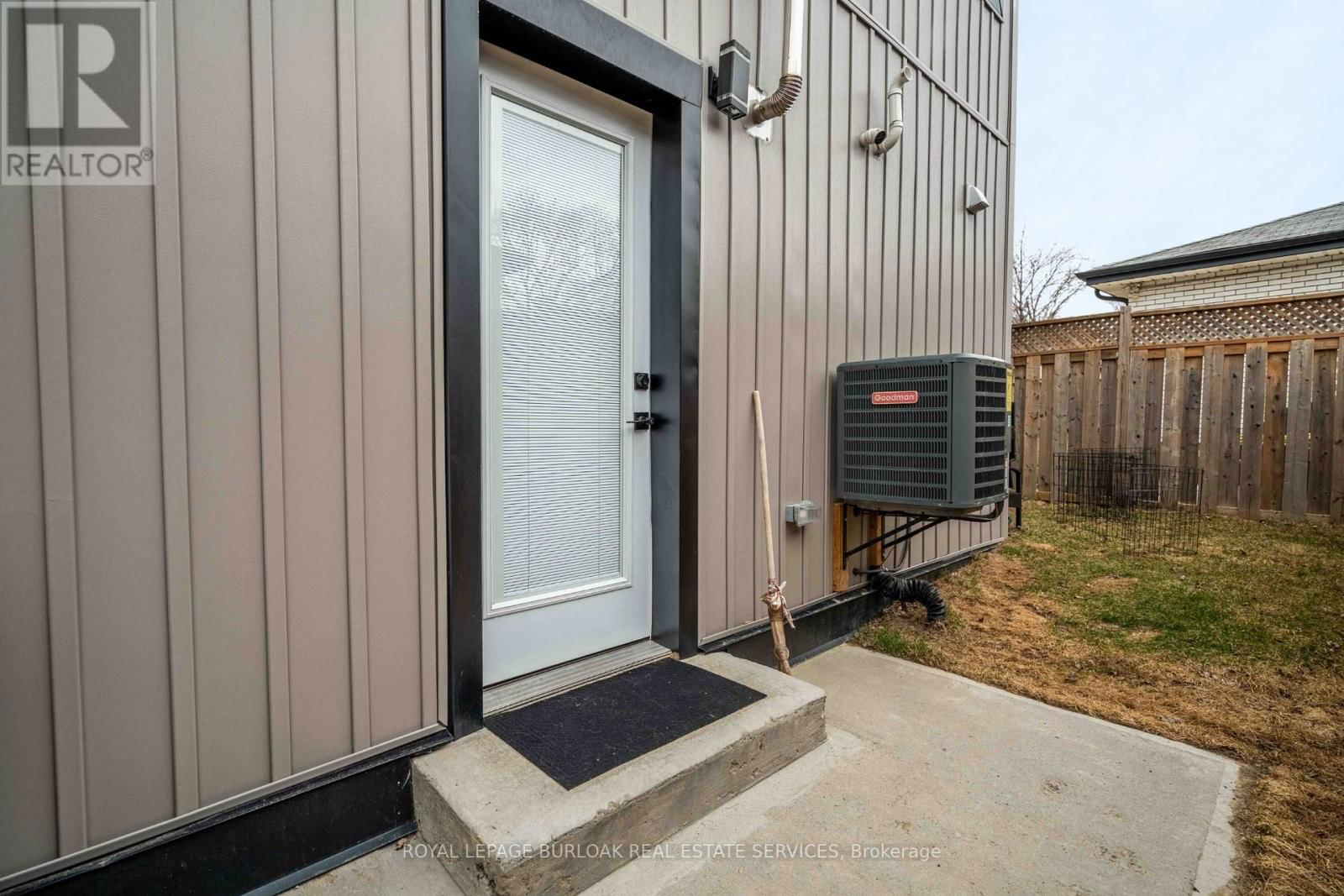 8 BANFF DRIVE Image 31