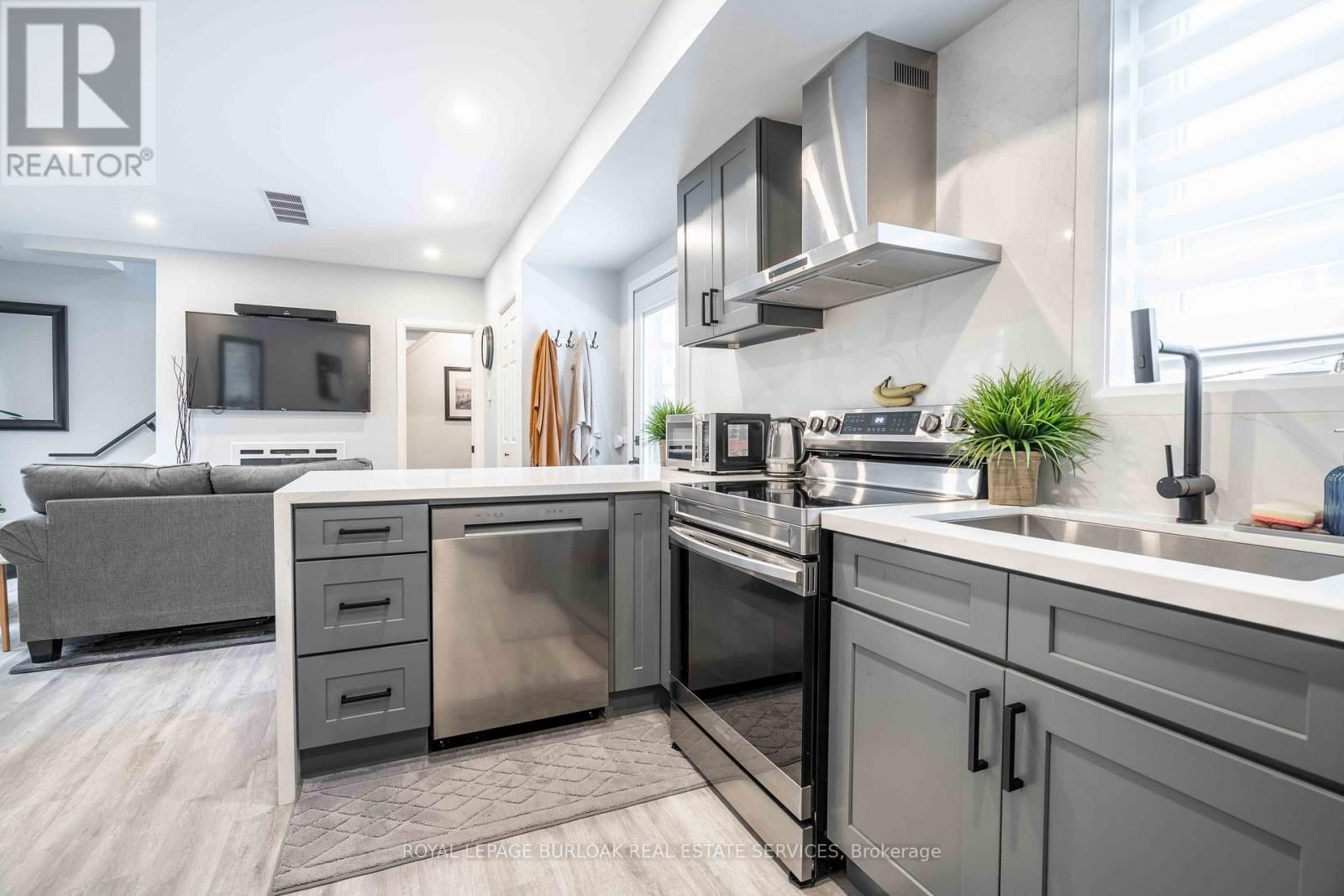 8 BANFF DRIVE Image 32