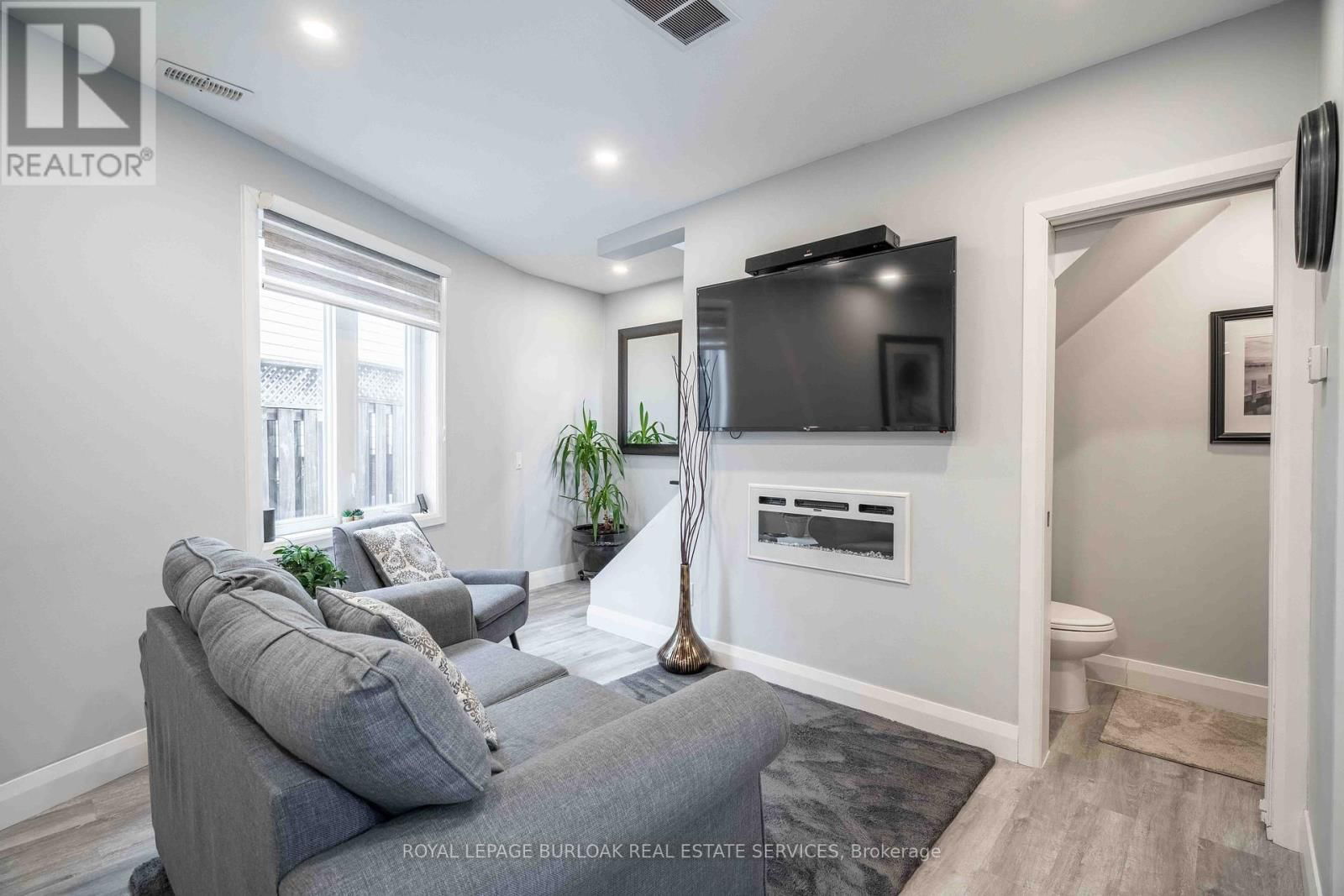 8 BANFF DRIVE Image 36