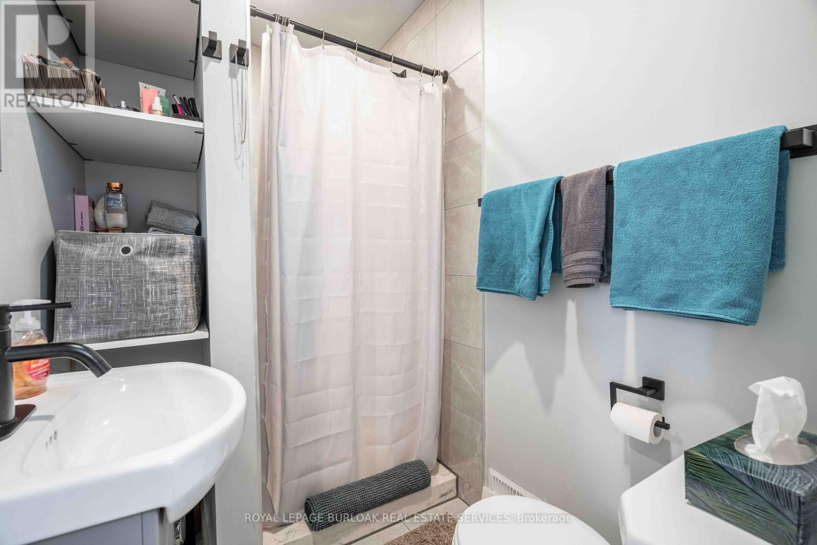 8 BANFF DRIVE Image 45