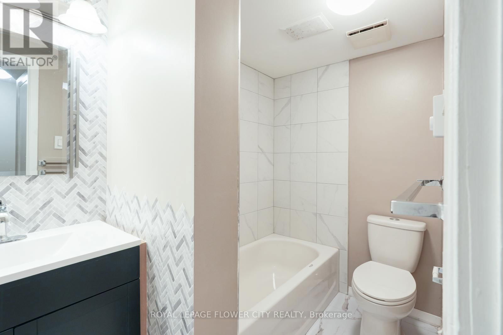 36A - 782 ST ANDRE DRIVE Image 19