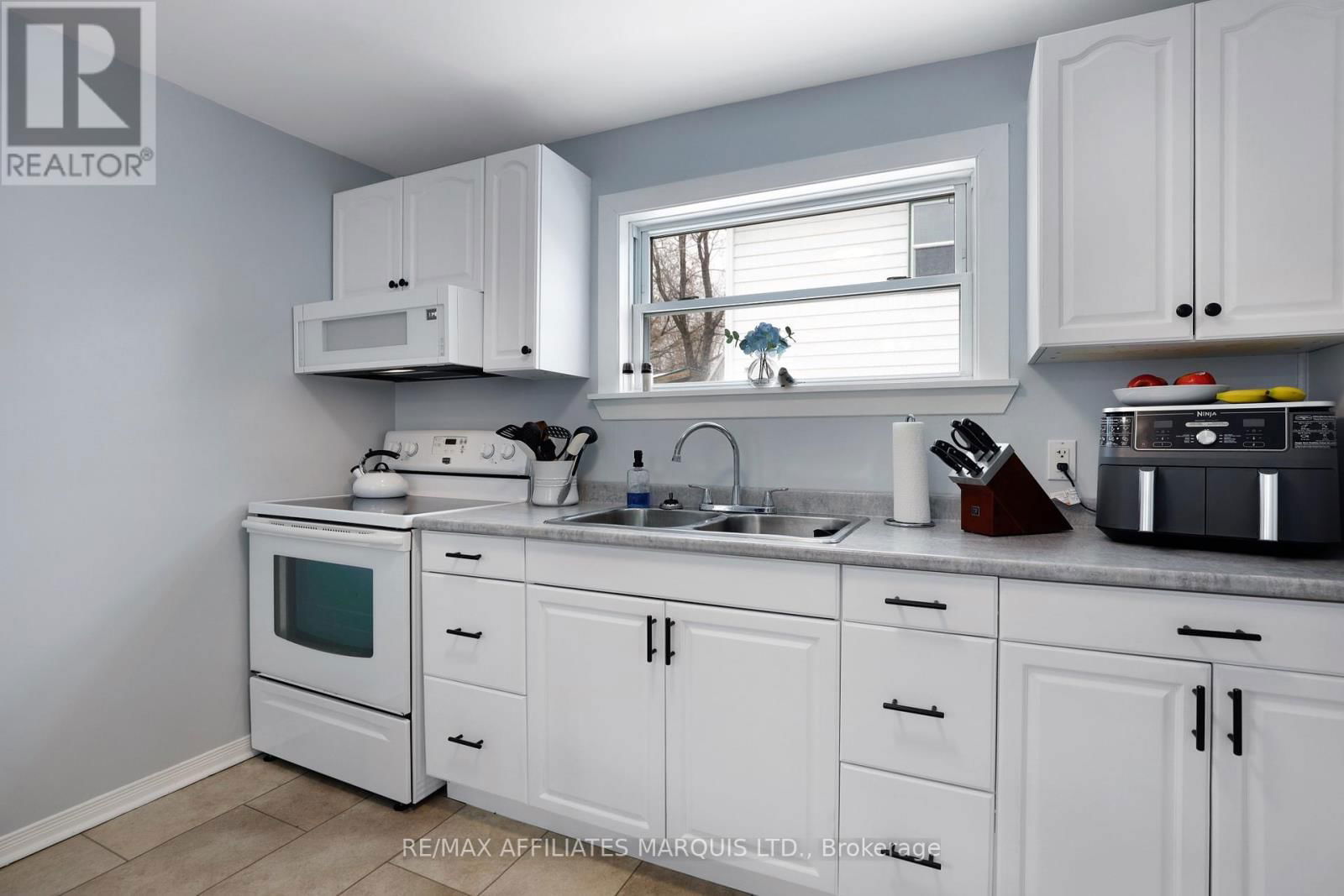 16 LEFEBVRE AVENUE Image 10