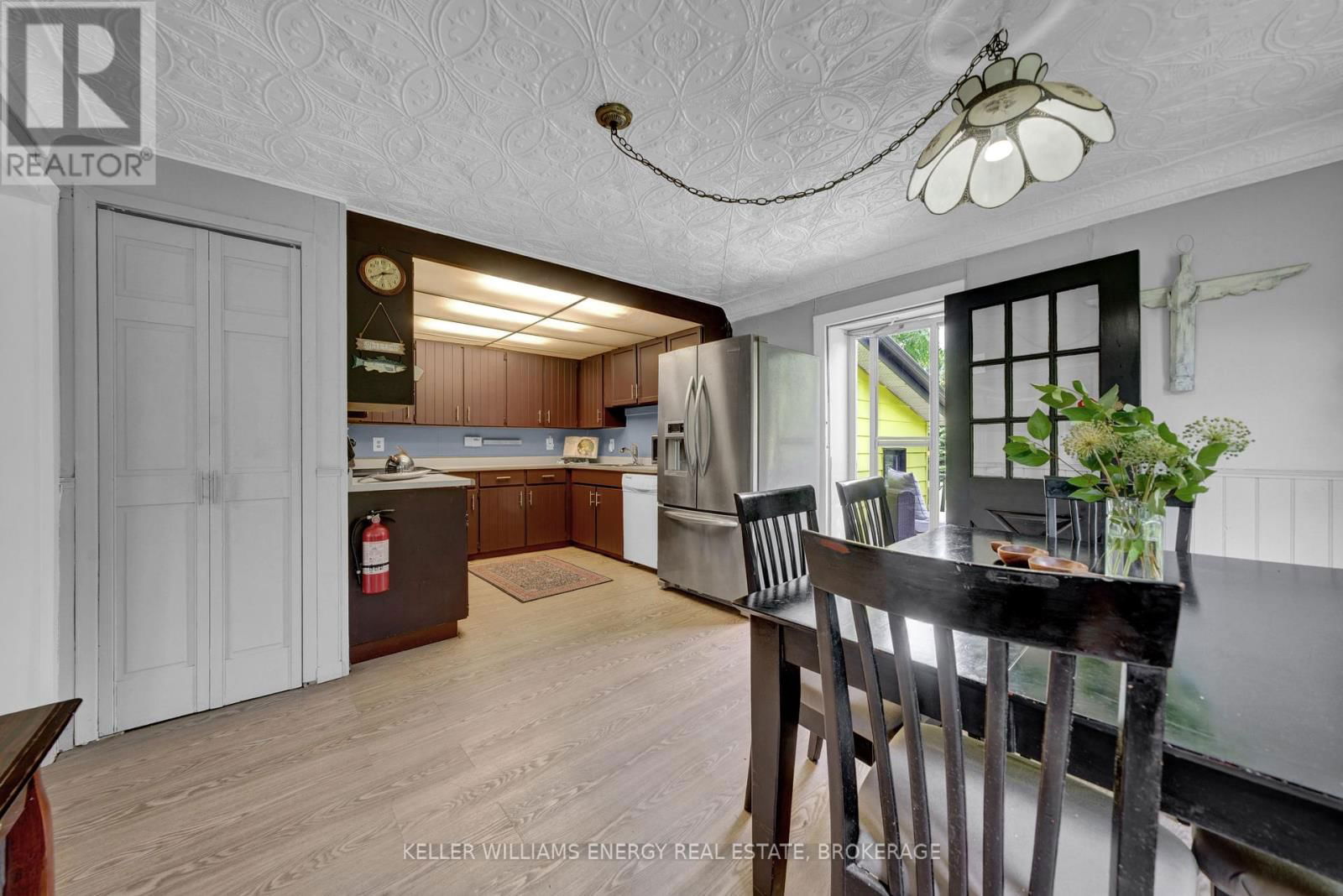 16 SQUIRES STREET Image 12