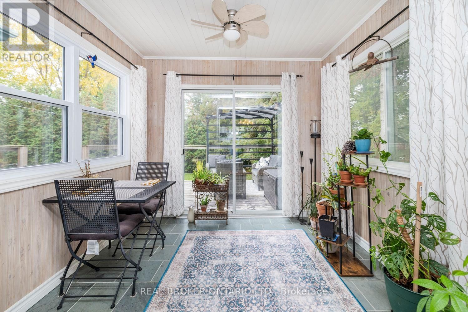 392 COUNTRY STREET Image 19