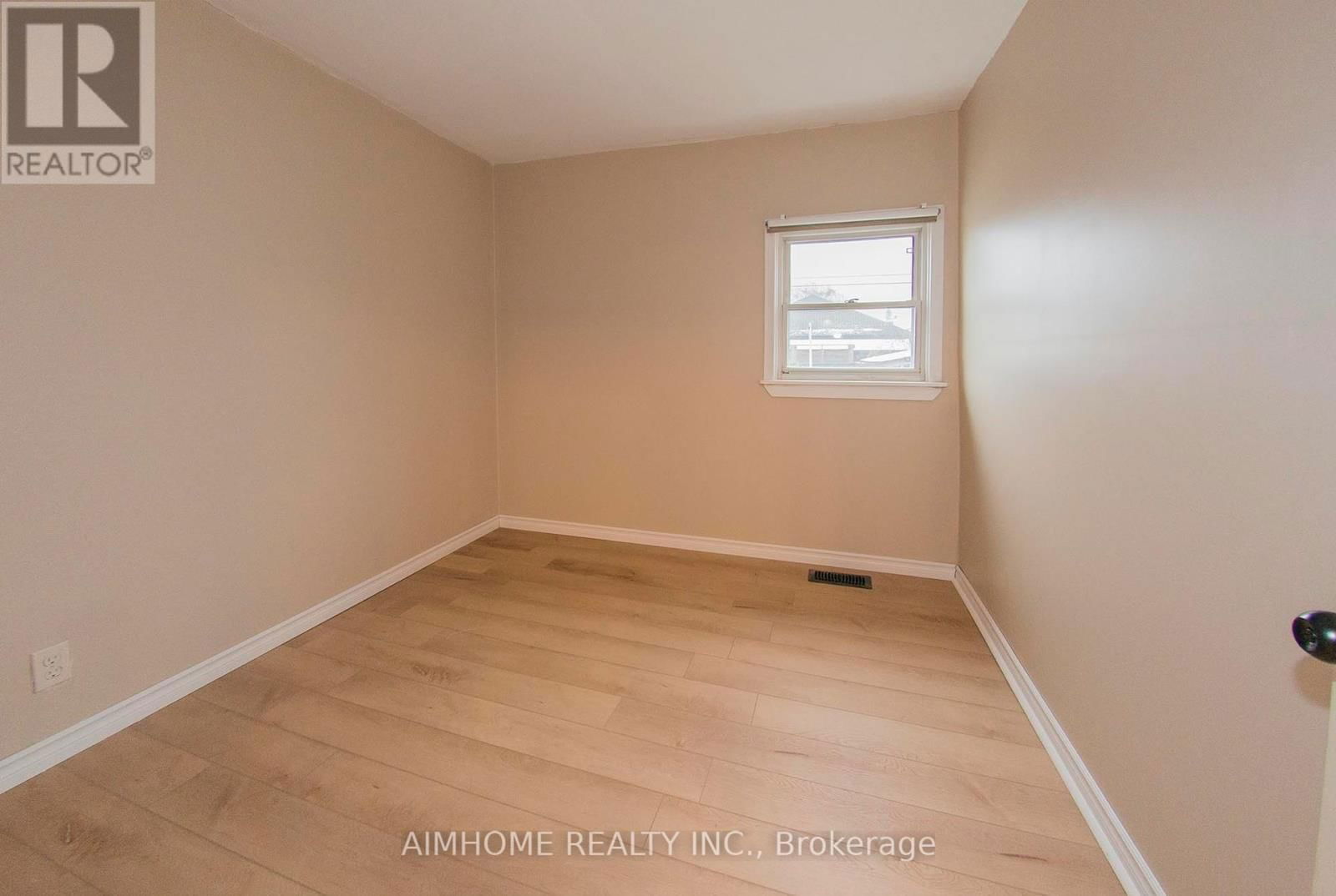160 IVON AVENUE Image 11