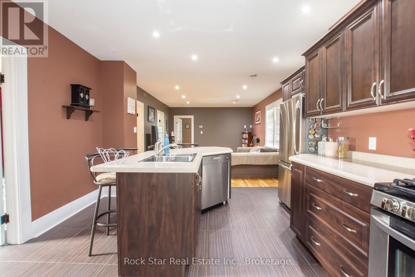 225 CHAFFEY STREET Image 5