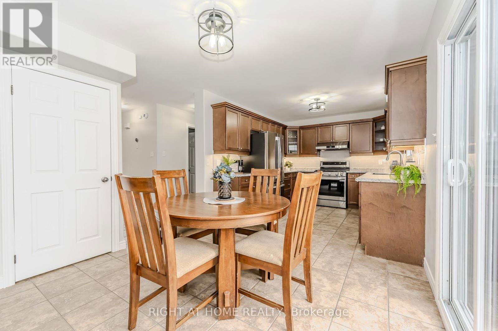 210 DUNDAS STREET WEST Image 11