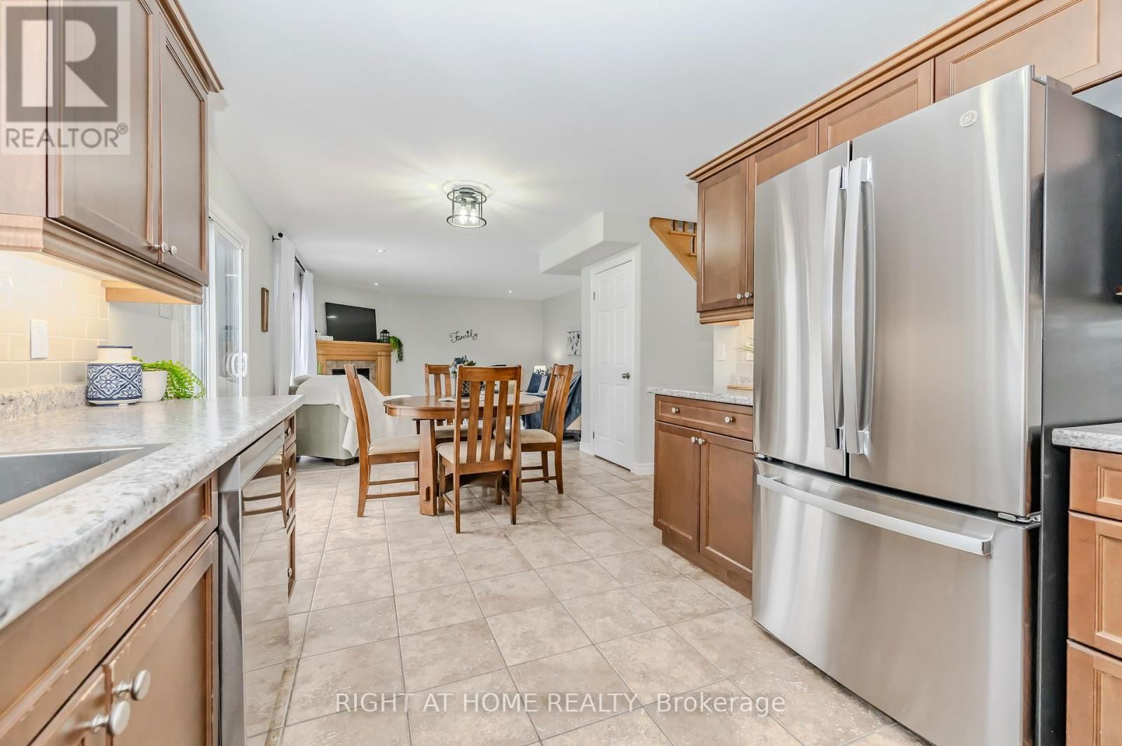 210 DUNDAS STREET WEST Image 12