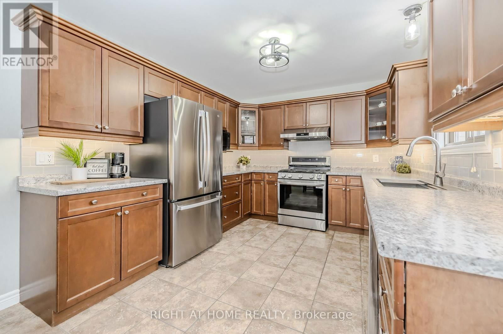 210 DUNDAS STREET WEST Image 13