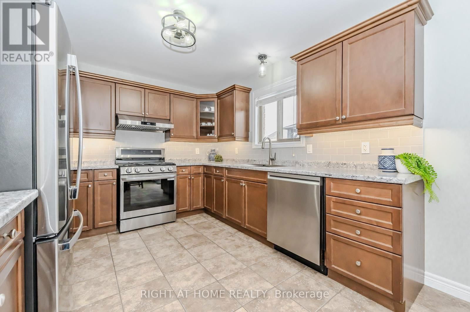 210 DUNDAS STREET WEST Image 14
