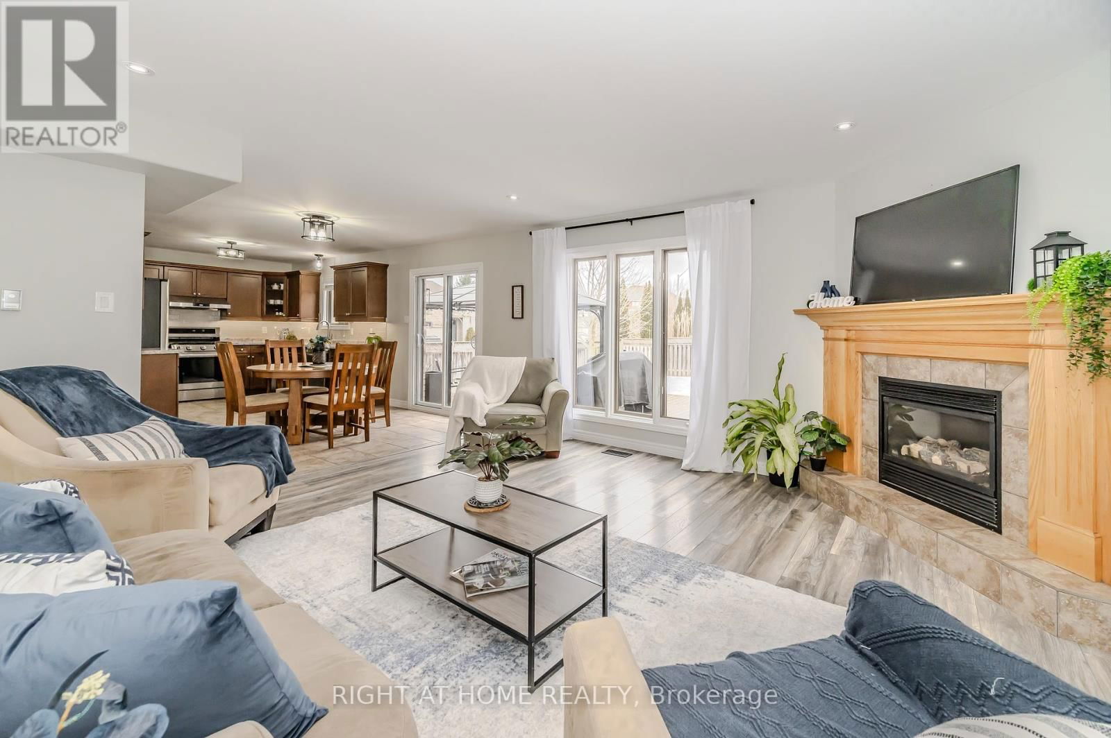 210 DUNDAS STREET WEST Image 15