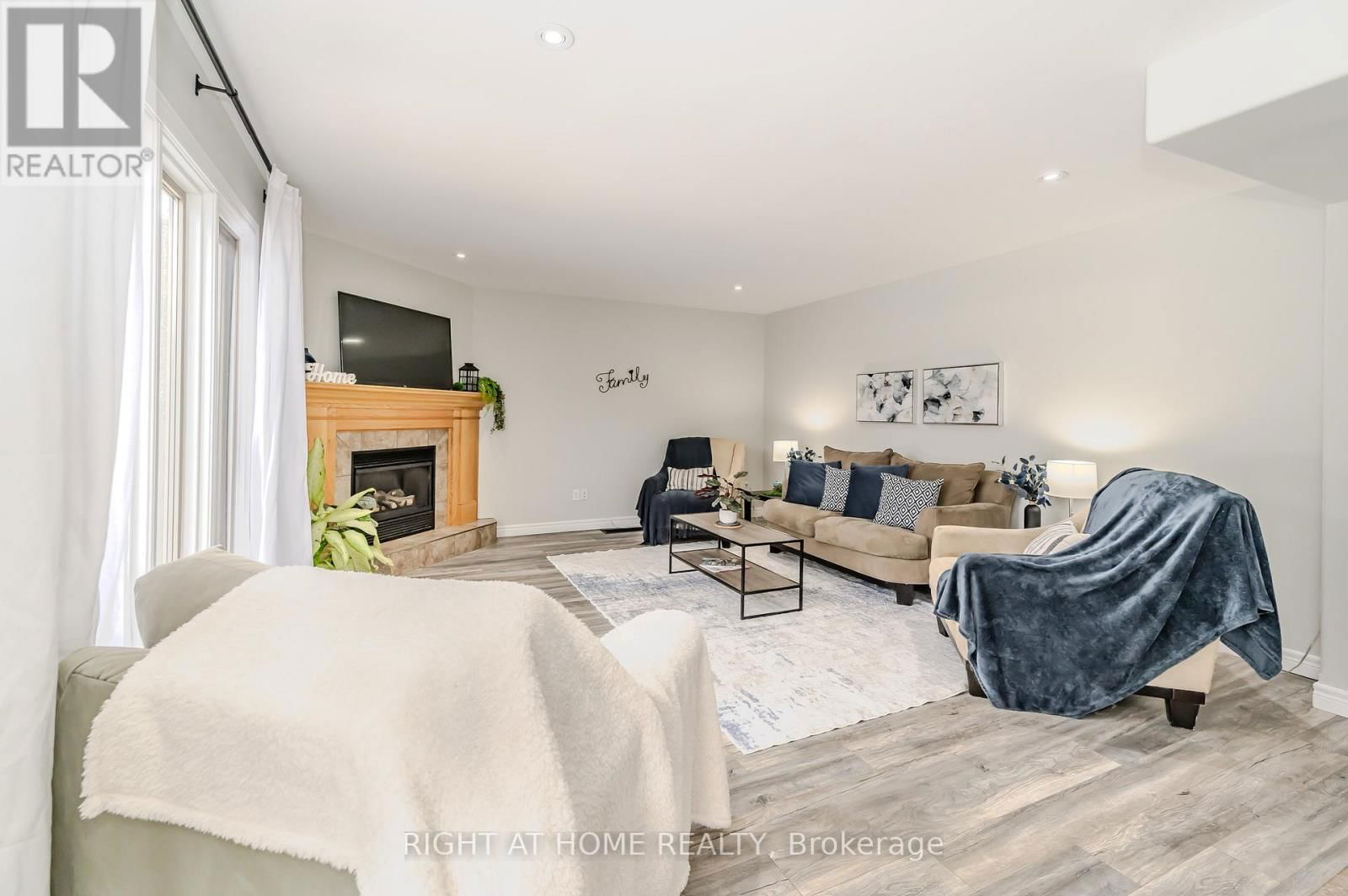 210 DUNDAS STREET WEST Image 16
