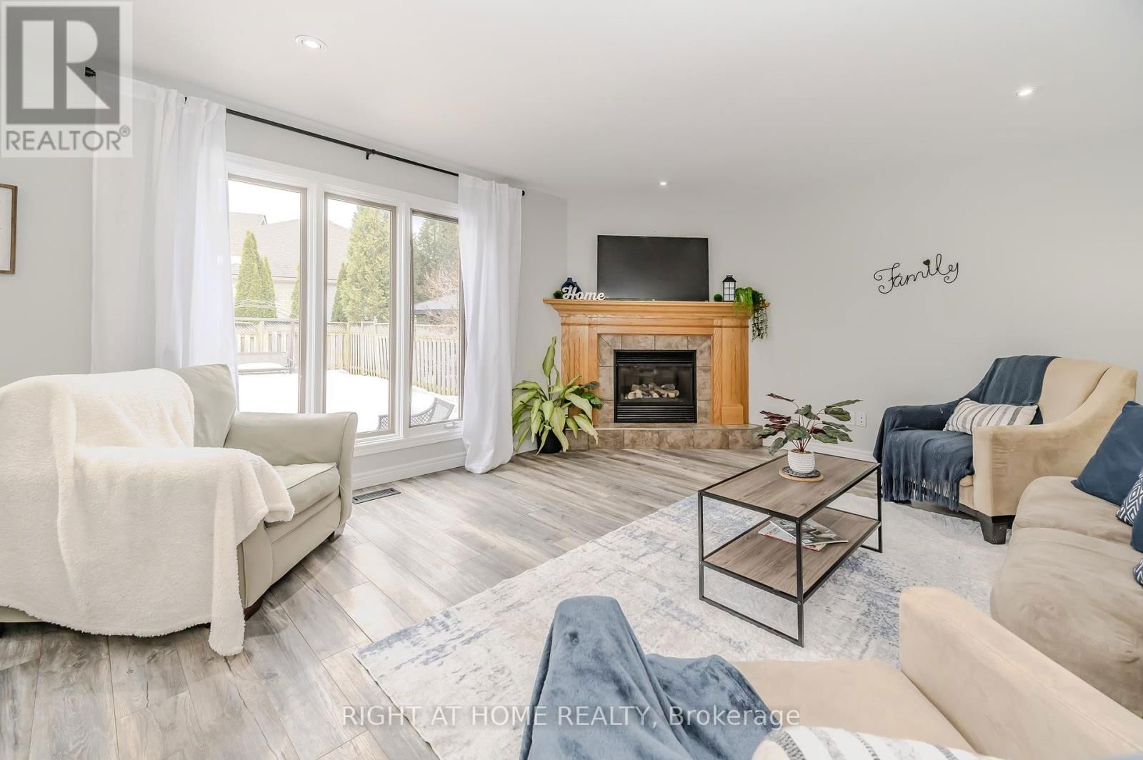 210 DUNDAS STREET WEST Image 17