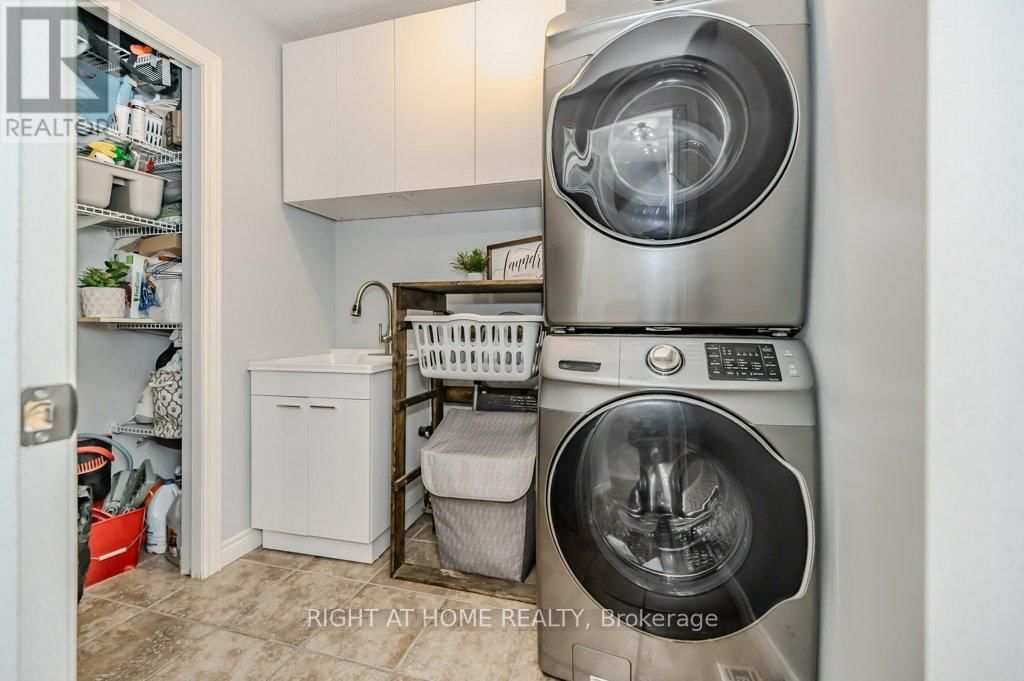 210 DUNDAS STREET WEST Image 19