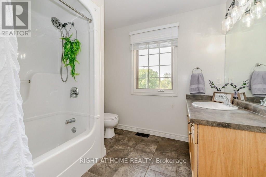 210 DUNDAS STREET WEST Image 30