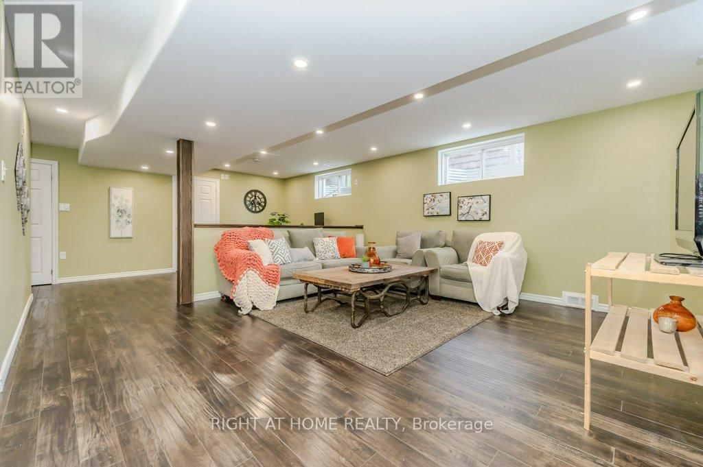 210 DUNDAS STREET WEST Image 31