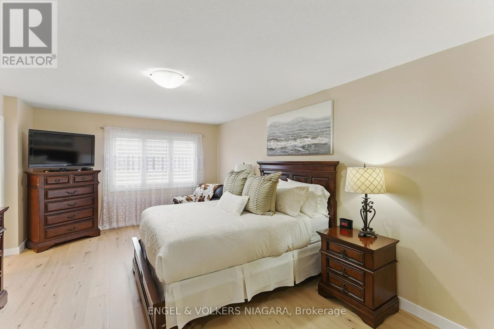 8679 DOGWOOD CRESCENT Image 11